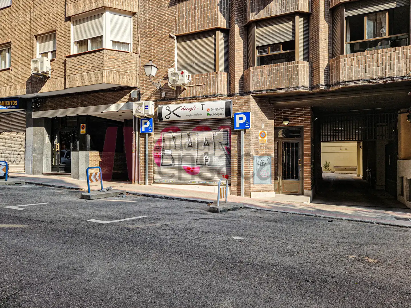 Außenansicht von Garage zum Verkauf in Madrid