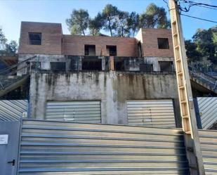 Vista exterior de Casa adosada en venda en Castellar del Vallès amb Jardí privat