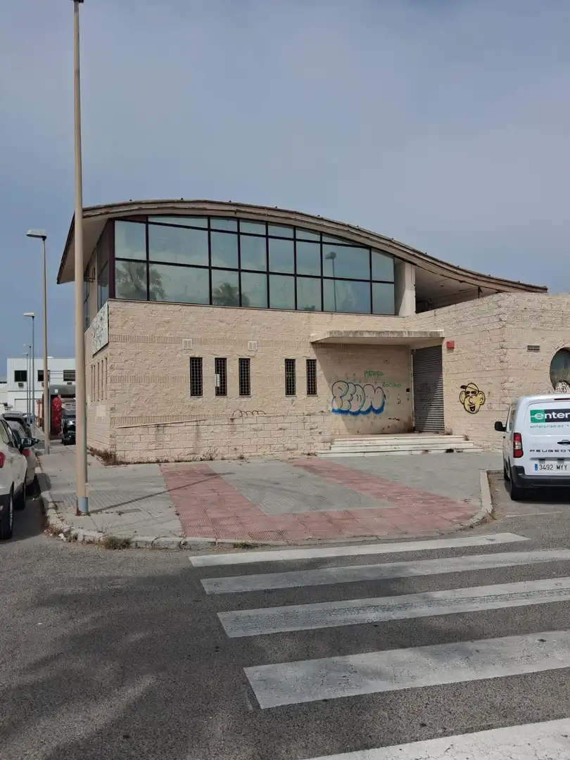 Vista exterior de Local de alquiler en Cádiz