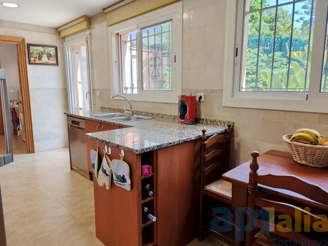Cuina de Casa o xalet en venda en Calonge i Sant Antoni amb Calefacció, Jardí privat i Terrassa