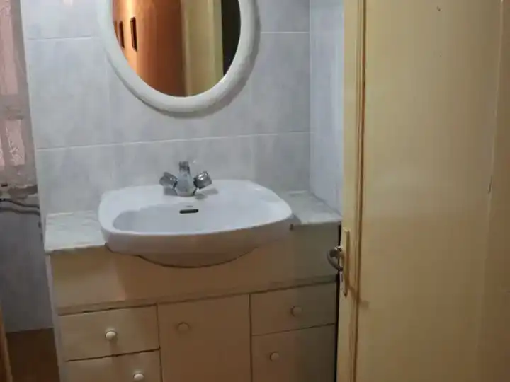 Bany de Pis en venda en León Capital  amb Traster, Moblat i Balcó