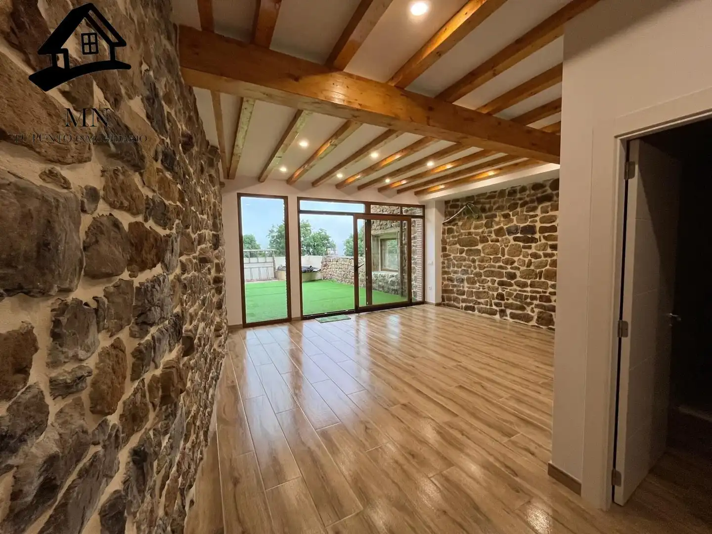 Sala d'estar de Finca rústica en venda en Villacarriedo amb Jardí privat