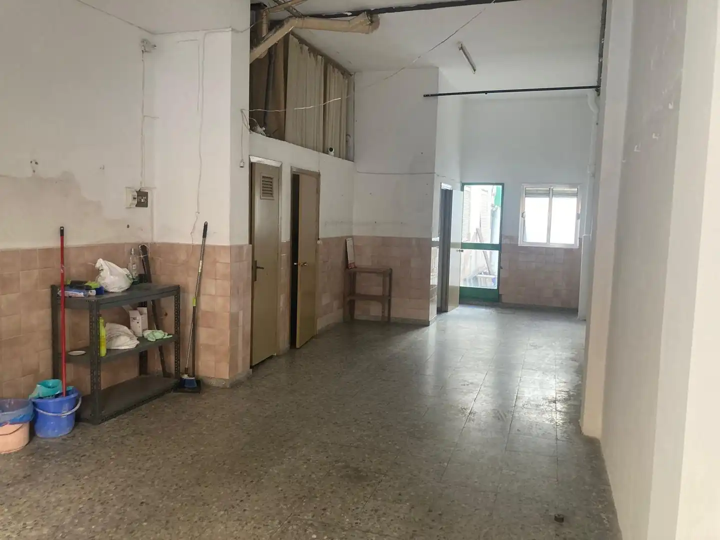 Locale commerciale in affitto a Calle PERAL