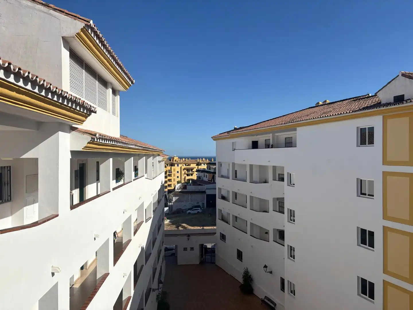 Vista exterior de Ático en venta en Marbella con Calefacción, Terraza y Amueblado