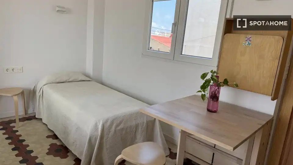 Schlafzimmer von Wohnung zur untervermieten in Valencia mit Klimaanlage, Terrasse und Möbliert