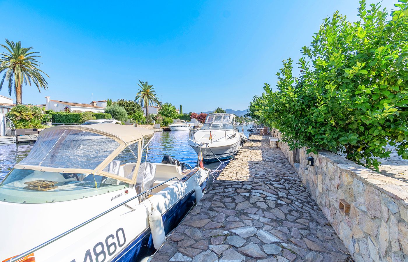 Vista exterior de Casa o xalet en venda en Empuriabrava amb Aire condicionat, Terrassa i Balcó