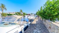 Vista exterior de Casa o xalet en venda en Empuriabrava amb Aire condicionat, Terrassa i Balcó