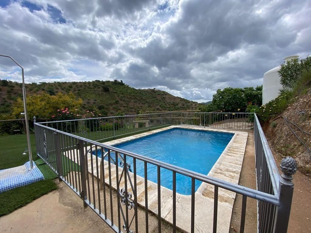 Swimming pool of House or chalet for sale in Colmenar  with Private garden, Terrace and Storage room