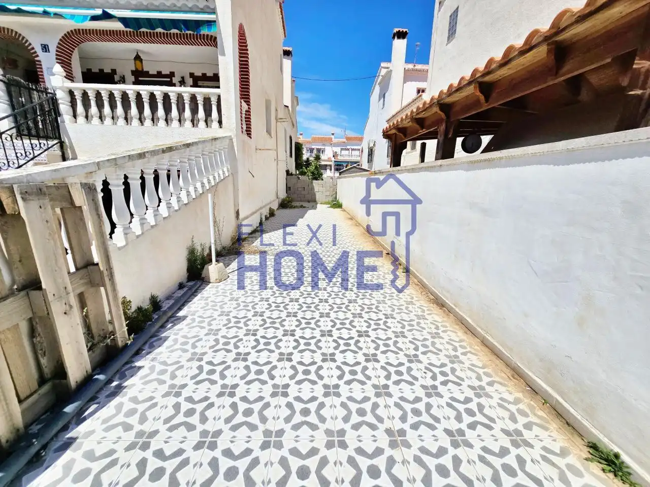 Vista exterior de Casa adosada en venta en Torrevieja con Calefacción, Jardín privado y Terraza