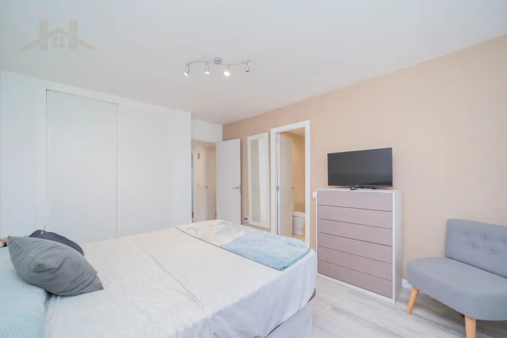 Schlafzimmer von Einfamilien-Reihenhaus zum Verkauf in Galapagar mit Heizung, Privatgarten und Parkett