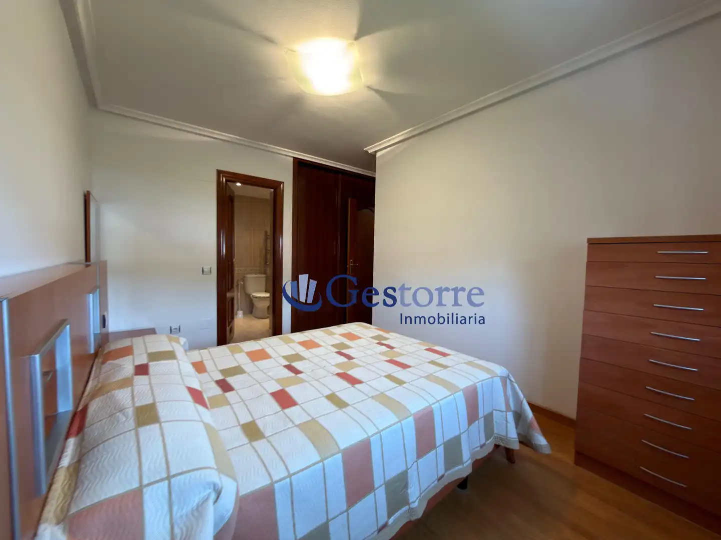 Dormitori de Pis de lloguer en Oviedo  amb Calefacció, Parquet i Terrassa