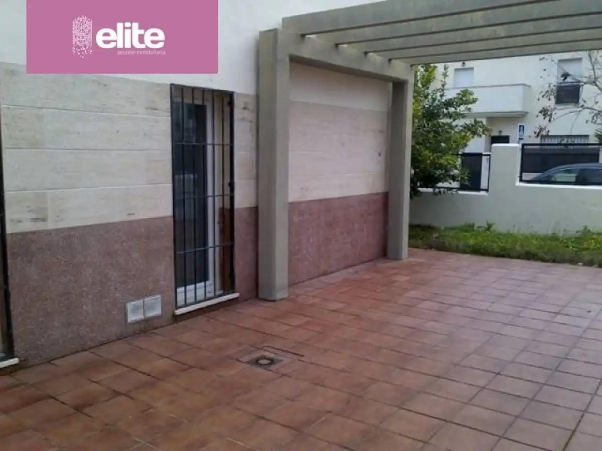 Vista exterior de Casa o xalet de lloguer en Jerez de la Frontera amb Aire condicionat, Calefacció i Jardí privat