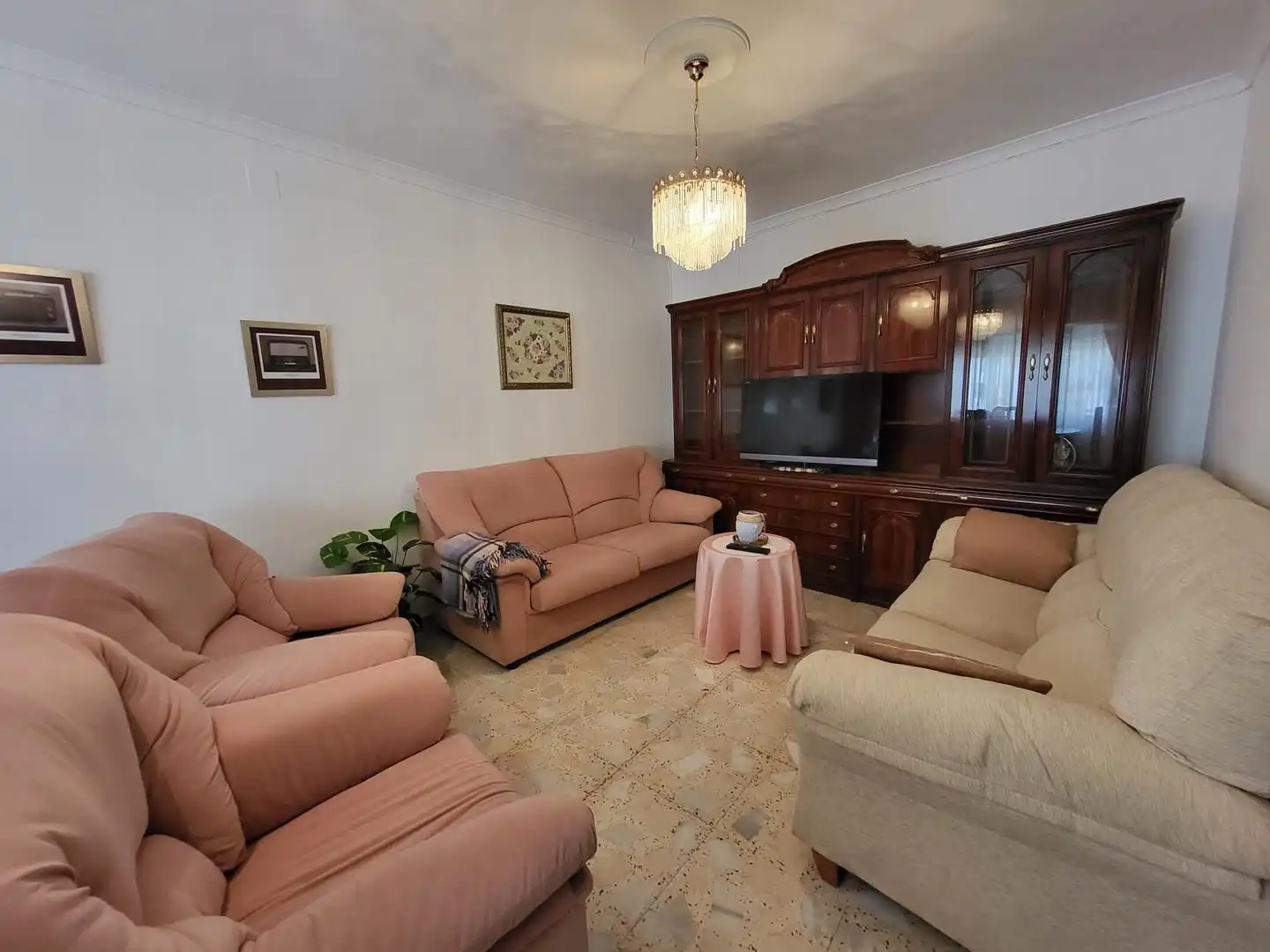 Sala d'estar de Casa o xalet en venda en Sisante amb Calefacció, Terrassa i Moblat