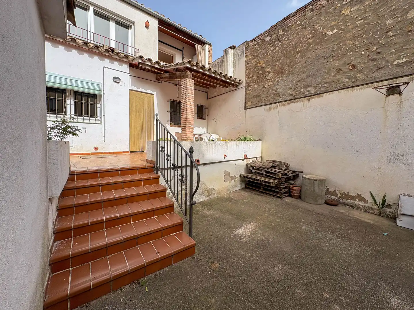 Vista exterior de Casa adosada en venda en Quart amb Calefacció, Terrassa i Balcó