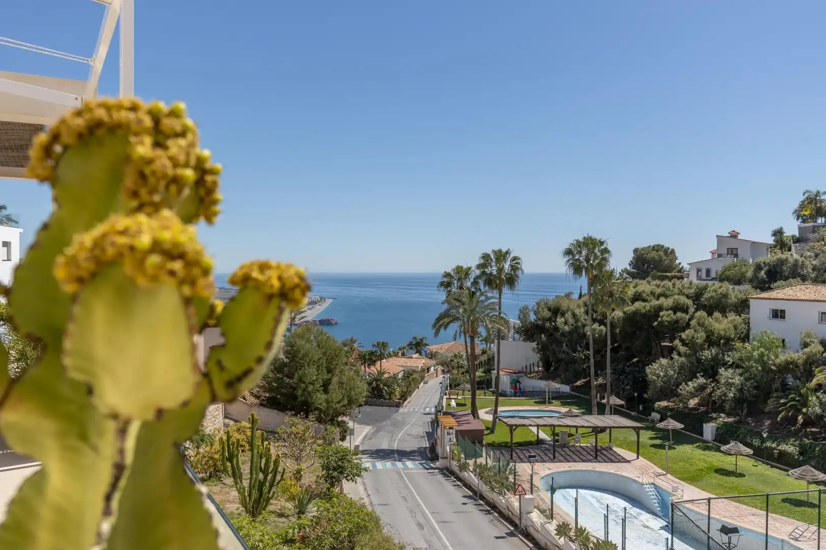 Vista exterior de Casa o xalet en venda en Salobreña amb Aire condicionat, Jardí privat i Piscina