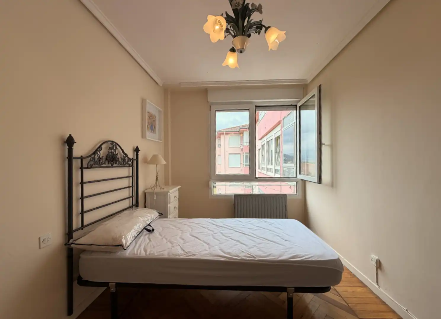 Schlafzimmer von Wohnung zur Miete in Los Corrales de Buelna  mit Heizung, Privatgarten und Parkett