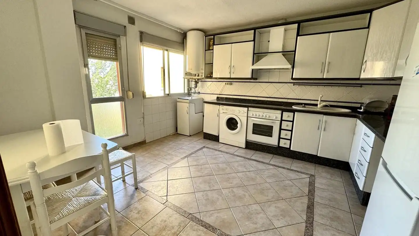 Cuina de Pis de lloguer en Granada amb Aire condicionat, Calefacció i Moblat