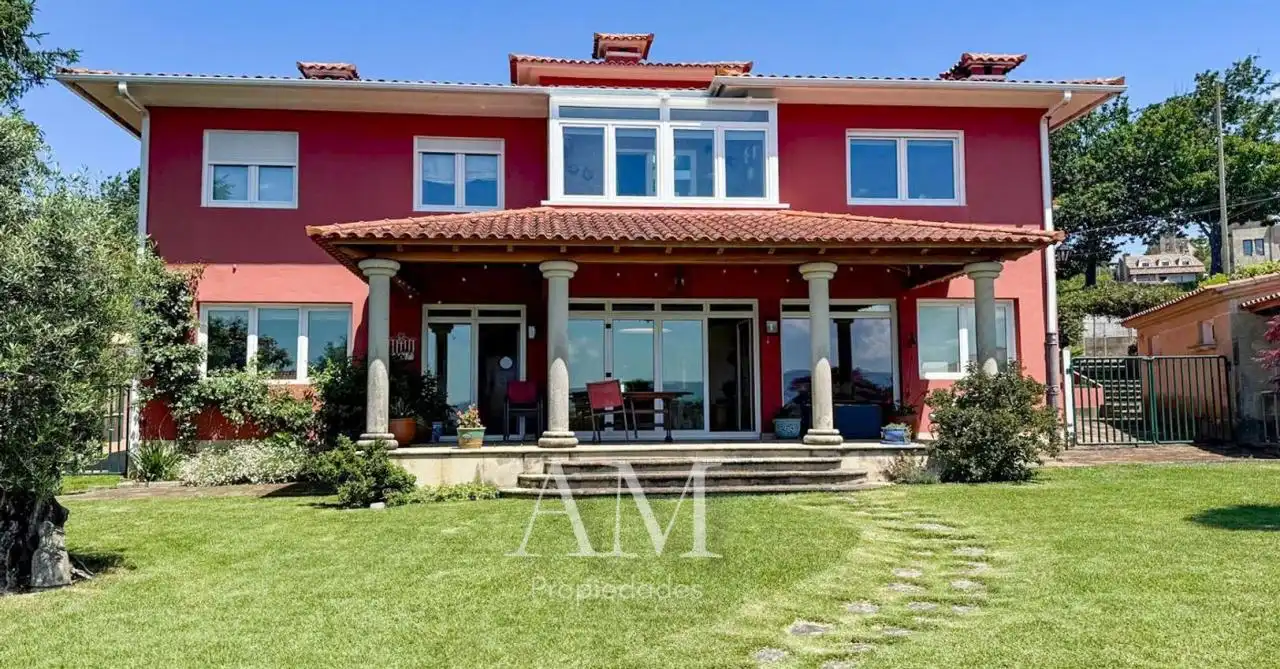 Vista exterior de Casa o xalet en venda en Vigo  amb Calefacció, Jardí privat i Terrassa