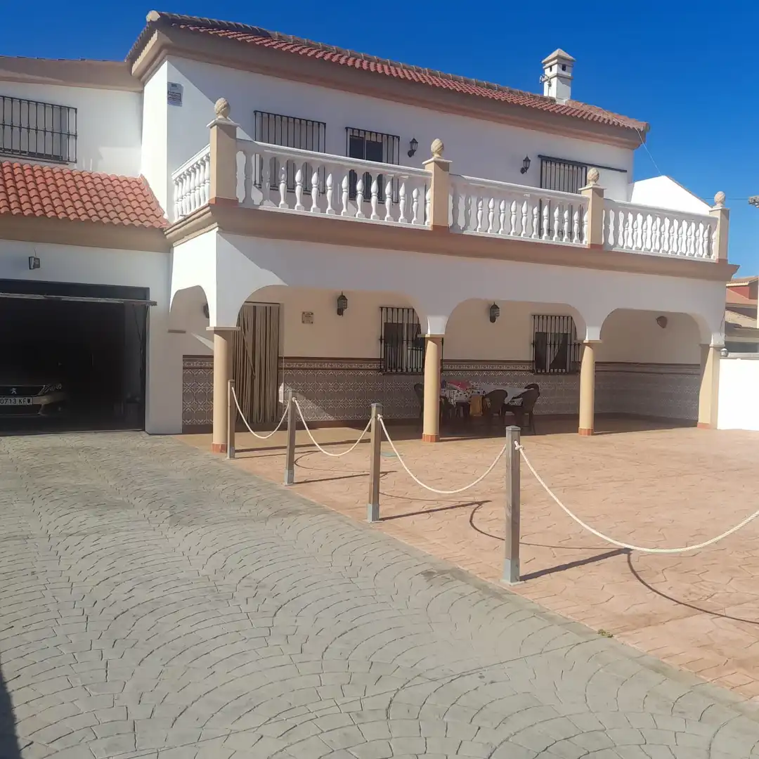 Vista exterior de Casa o xalet de lloguer en Algeciras amb Terrassa, Traster i Piscina