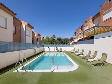 Reihenhaus mit Pool zum Verkauf in Calle Calle Despeñaperros 14a