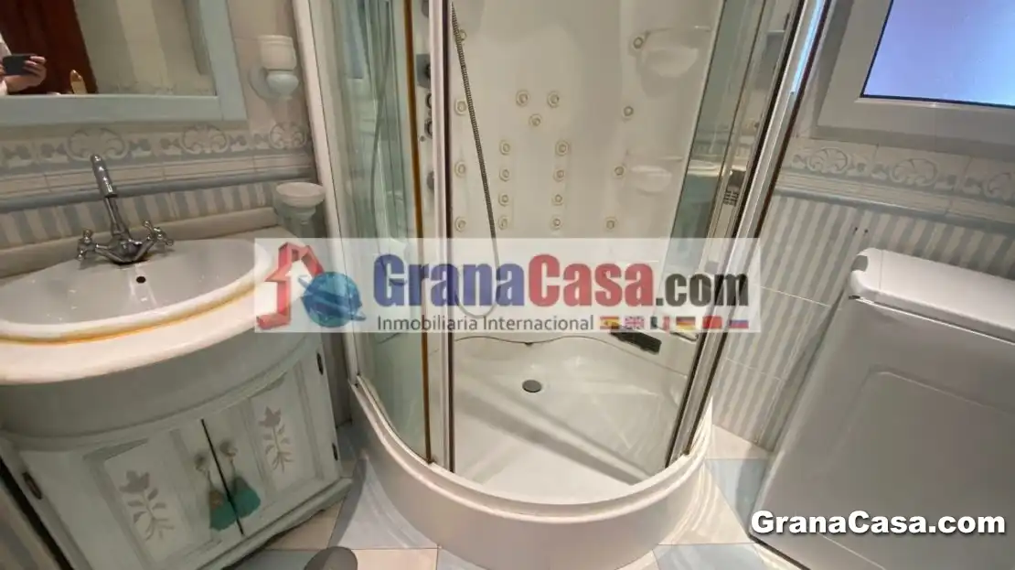 Bany de Pis de lloguer en Granada amb Aire condicionat, Calefacció i Moblat