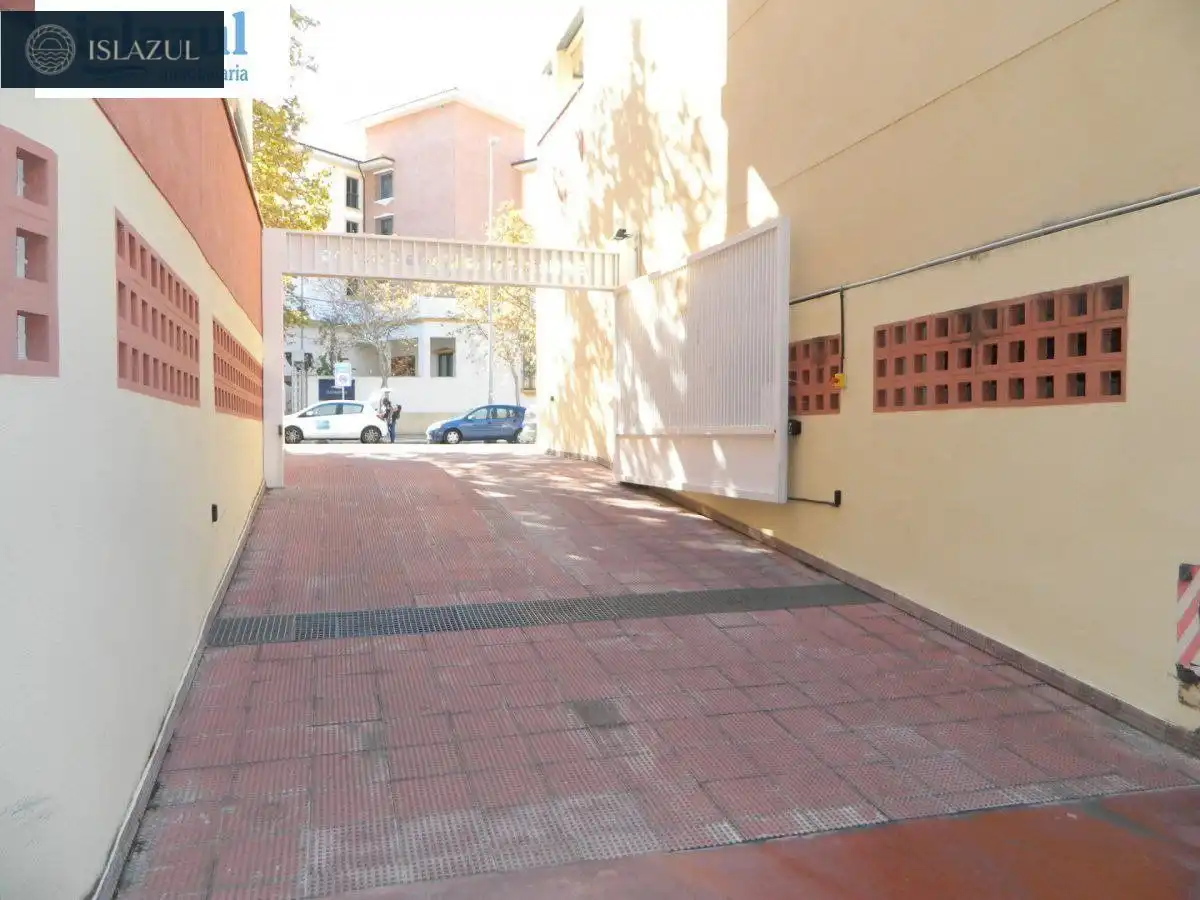 Parking de Dúplex de alquiler en Isla Cristina con Terraza, Balcón y Piscina comunitaria