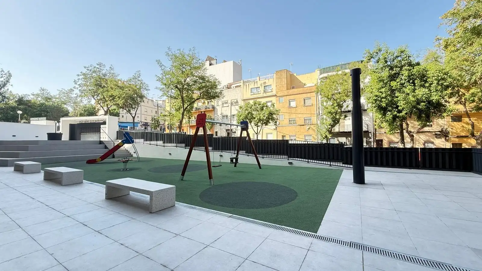 Terrassa de Pis de lloguer en Badalona amb Aire condicionat, Balcó i Piscina comunitària
