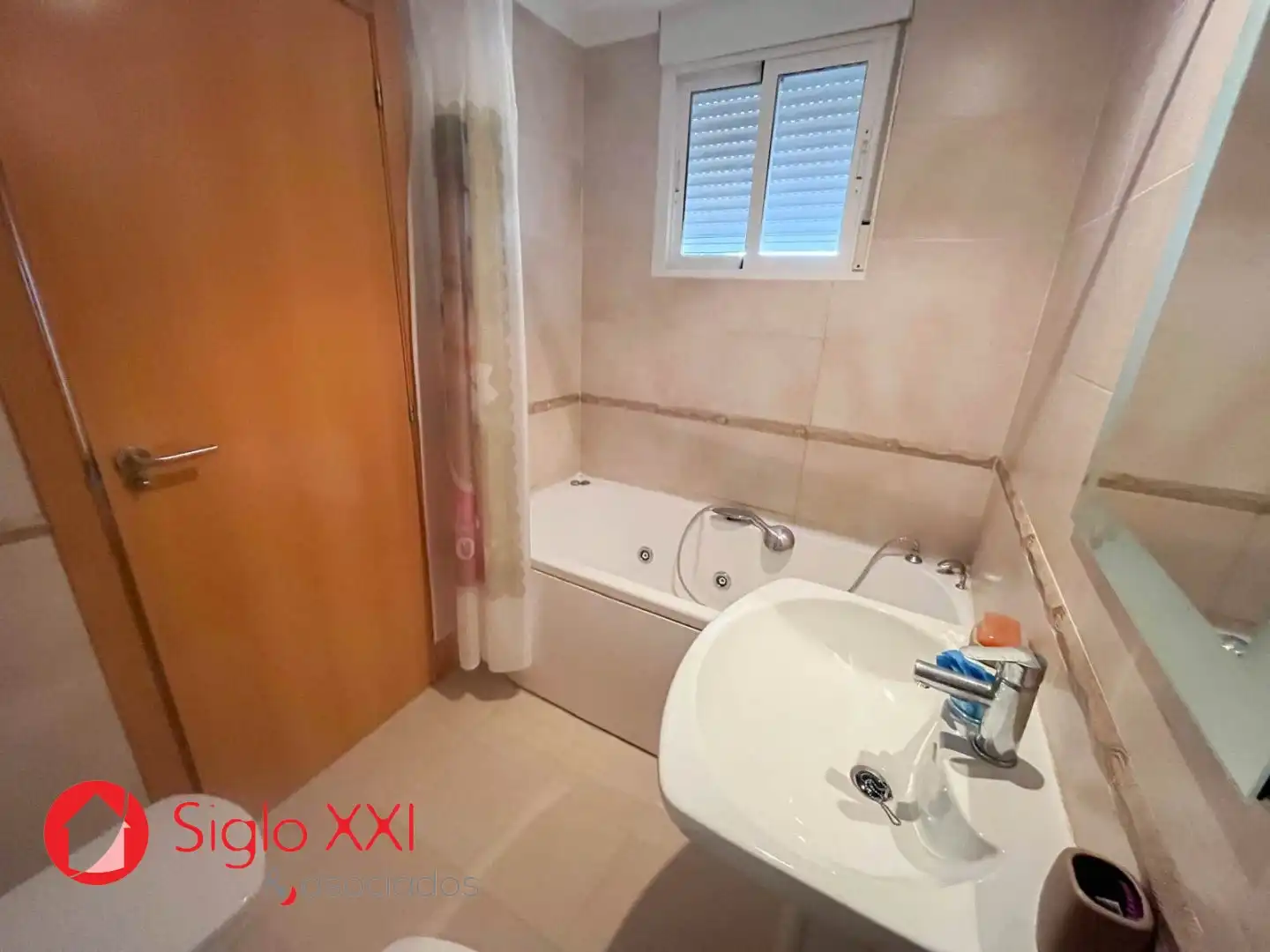 Badezimmer von Einfamilien-Reihenhaus zum Verkauf in Almazora / Almassora mit Klimaanlage, Heizung und Terrasse