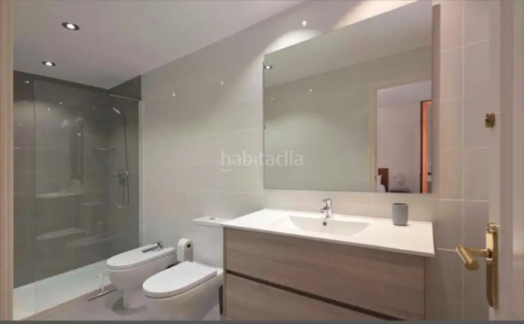 Baño de Apartamento de alquiler en Regencós con Aire acondicionado, Calefacción y Jardín privado