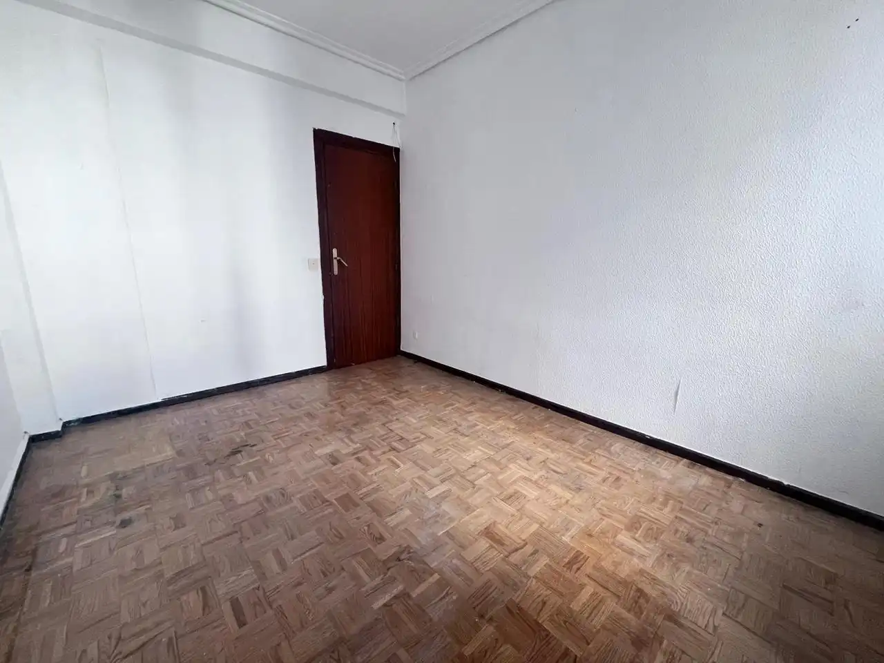 Dormitori de Pis en venda en Vitoria - Gasteiz amb Calefacció, Parquet i Traster