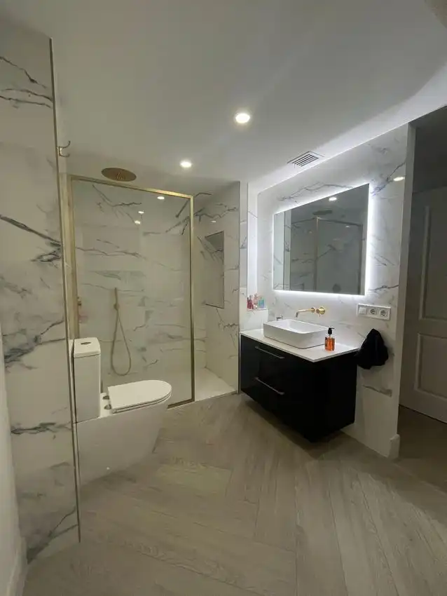 Badezimmer von Wohnung zum Verkauf in Algeciras mit Klimaanlage
