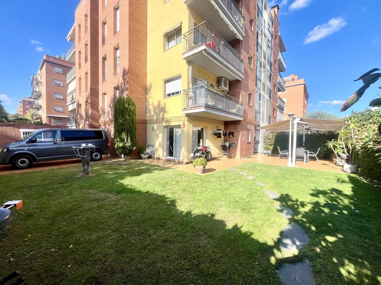 Exterior view of Planta baja for sale in Mataró  with Air Conditioner, Private garden and Terrace