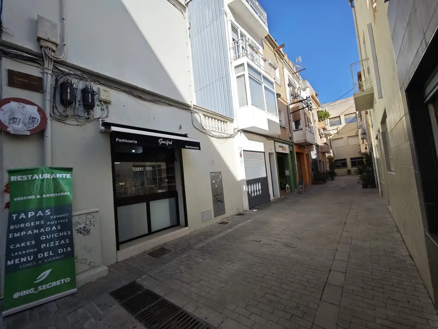 Vista exterior de Local en venda en Badalona