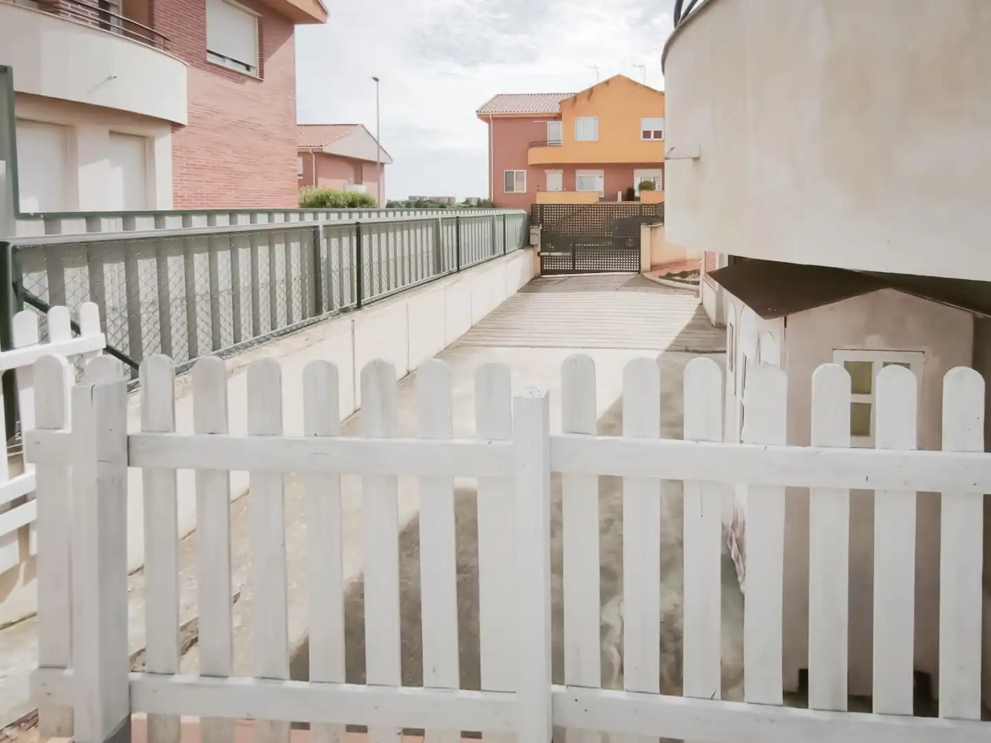 Aparcament de Casa adosada en venda en Villaquilambre amb Terrassa i Balcó