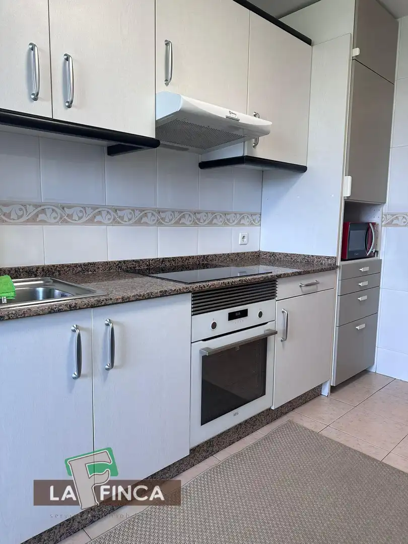Cuina de Pis en venda en Oviedo  amb Calefacció, Parquet i Traster