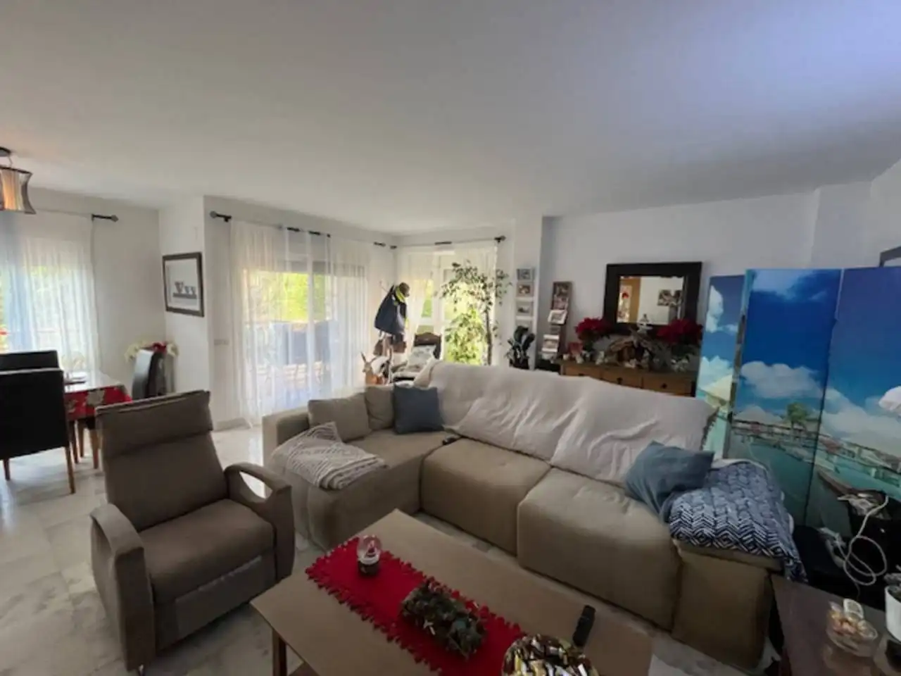 Wohnzimmer von Einfamilien-Reihenhaus zum Verkauf in Estepona mit Klimaanlage, Privatgarten und Parkett