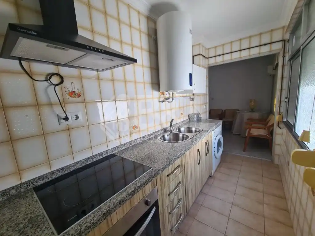 Cuina de Pis de lloguer en Huelva amb Aire condicionat i Moblat