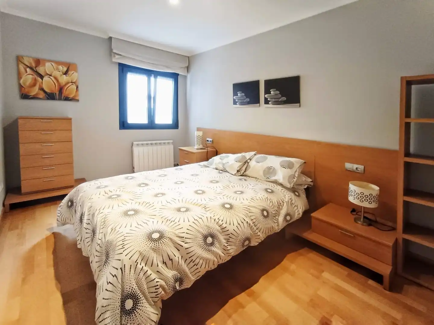 Schlafzimmer von Wohnung zur Miete in Pontevedra Capital  mit Heizung und Möbliert
