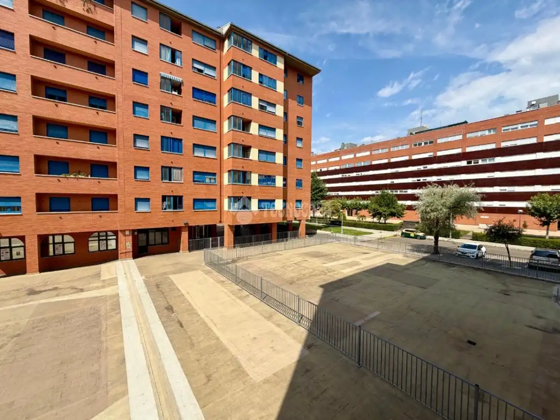 Vista exterior de Pis en venda en León Capital  amb Calefacció, Parquet i Terrassa