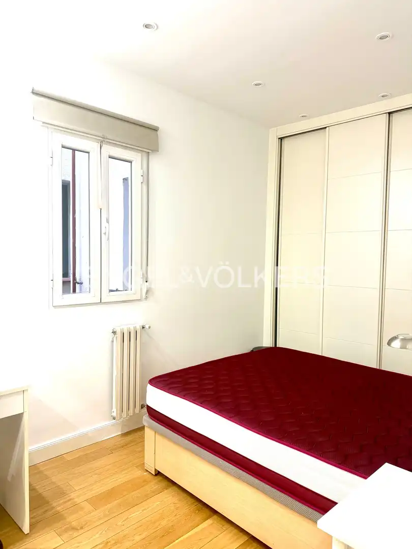 Schlafzimmer von Wohnung zur Miete in Madrid mit Heizung, Möbliert und Balkon