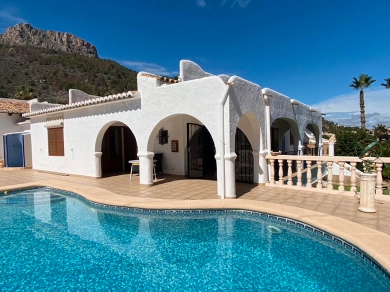 Vista exterior de Casa o xalet en venda en Calpe / Calp amb Aire condicionat, Terrassa i Piscina