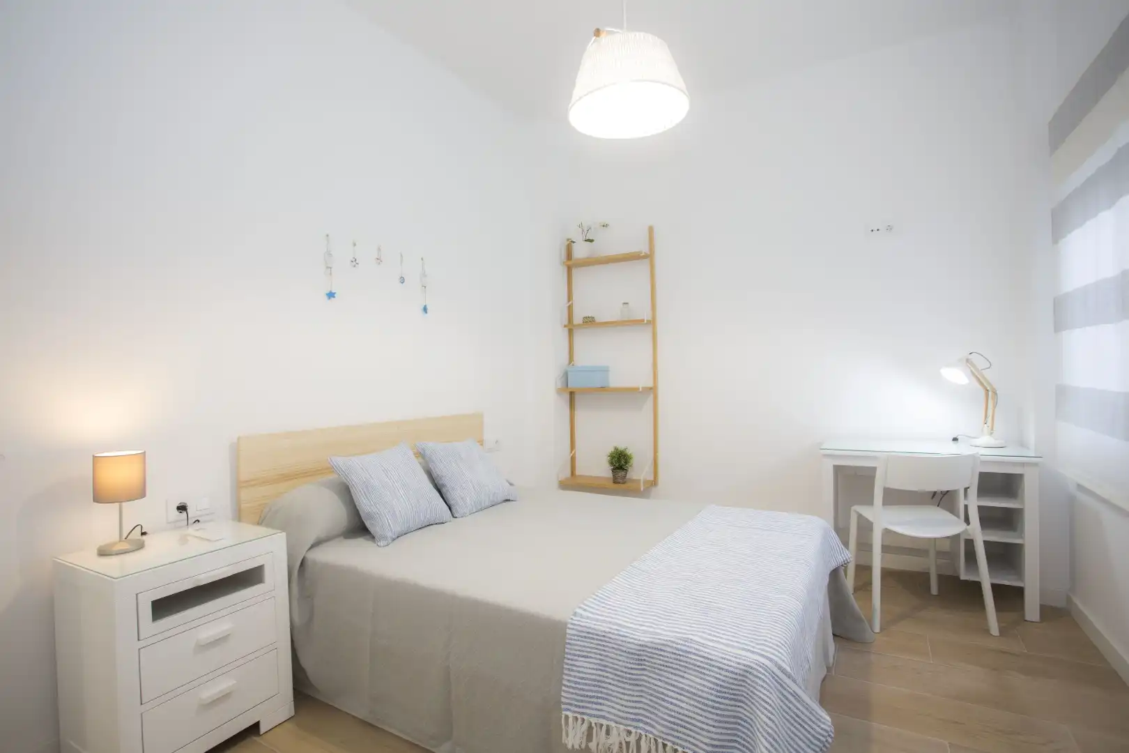 Bedroom of Flat for share in Valencia  with Air Conditioner, Parquet flooring and Furnished
