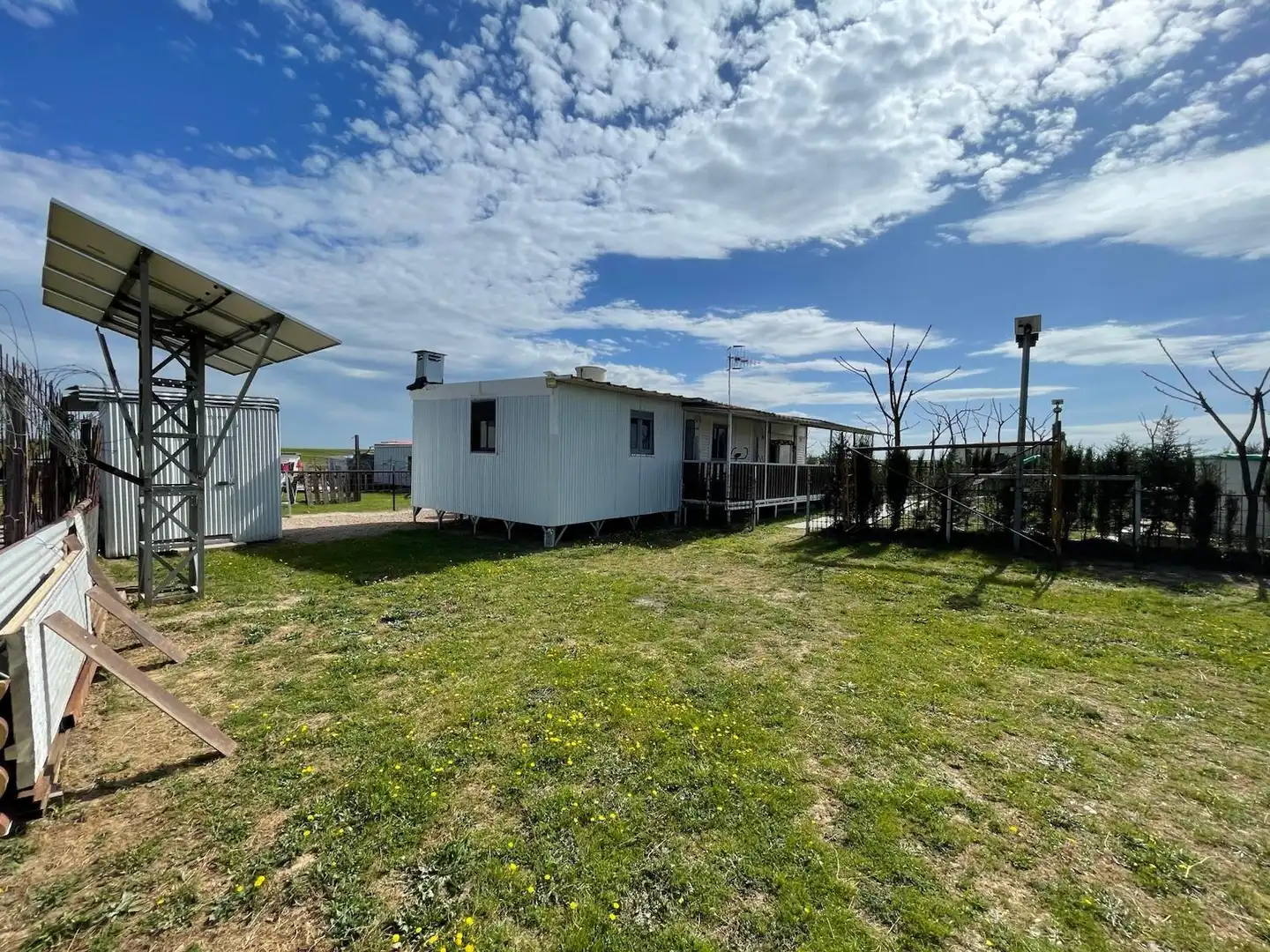 Vista exterior de Casa o xalet en venda en Sierra de Fuentes amb Parquet