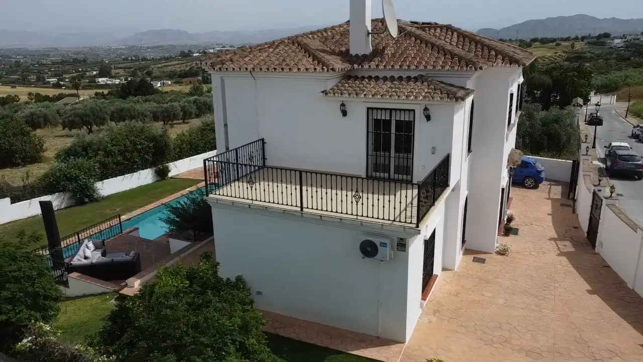 Vista exterior de Casa o xalet en venda en Alhaurín El Grande amb Aire condicionat, Jardí privat i Terrassa