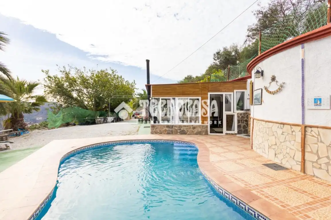 House with pool for sale in Arenas