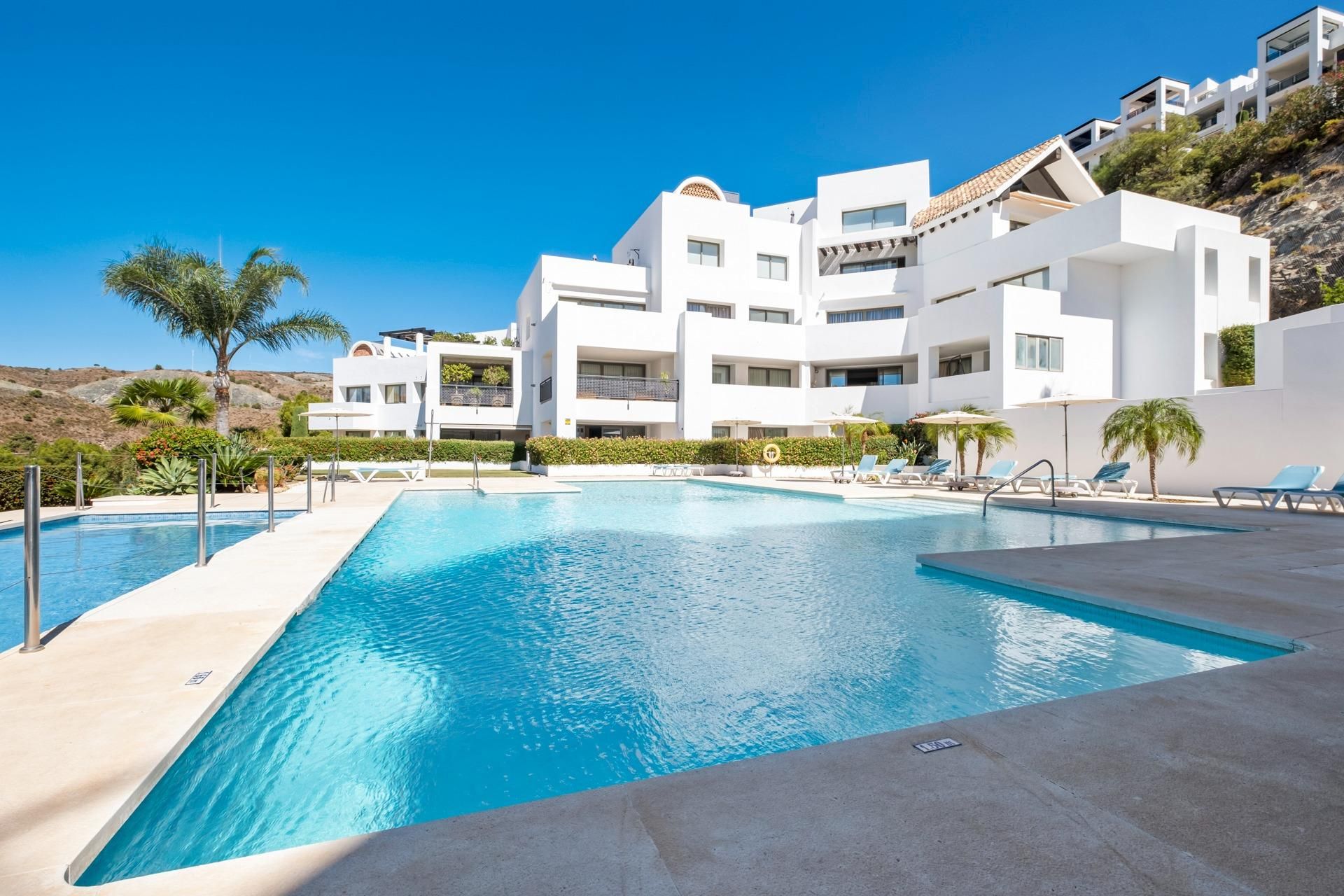 Vista exterior de Àtic en venda en Antequera amb Aire condicionat, Jardí privat i Terrassa