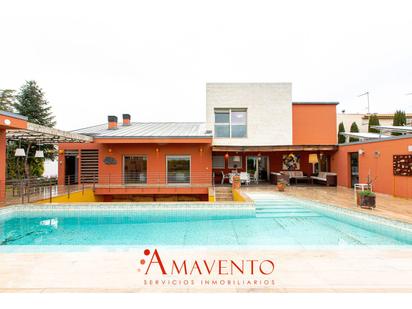 Vista exterior de Casa o xalet en venda en Miguelturra amb Aire condicionat, Terrassa i Piscina