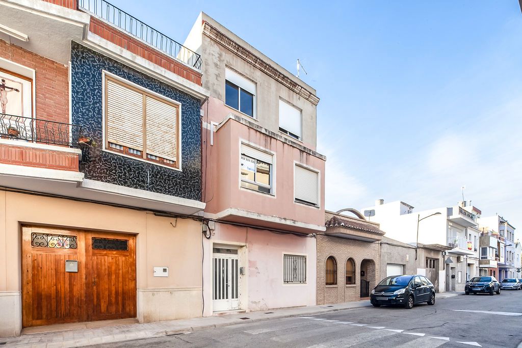 Vista exterior de Edifici en venda en Polinyà de Xúquer