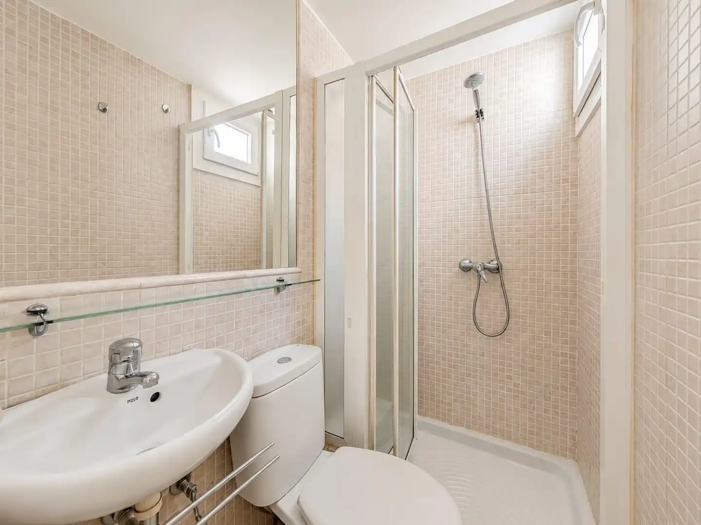 Badezimmer von Wohnungen zur Miete in Madrid mit Klimaanlage, Heizung und Möbliert