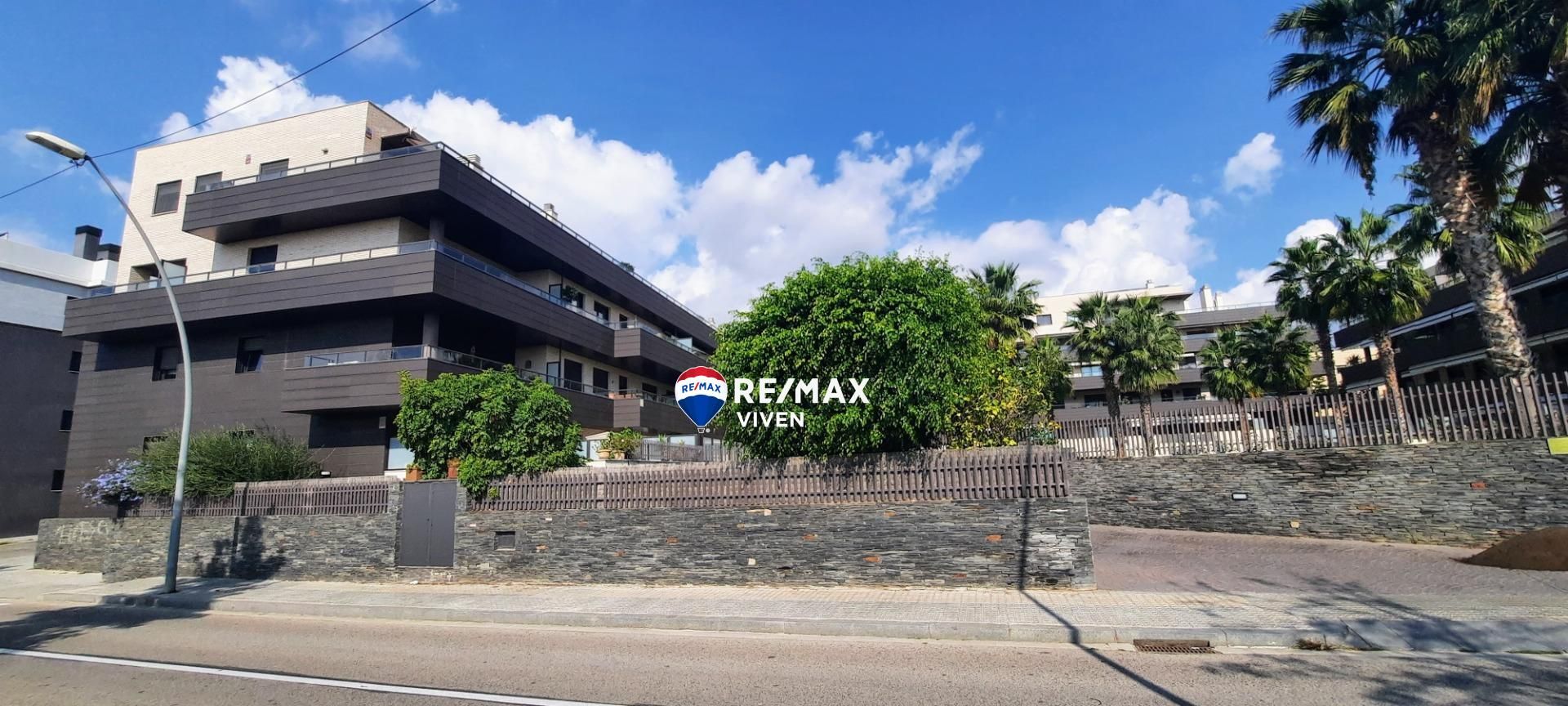 Exterior view of Attic for sale in Vilanova i la Geltrú  with Air Conditioner, Heating and Parquet flooring